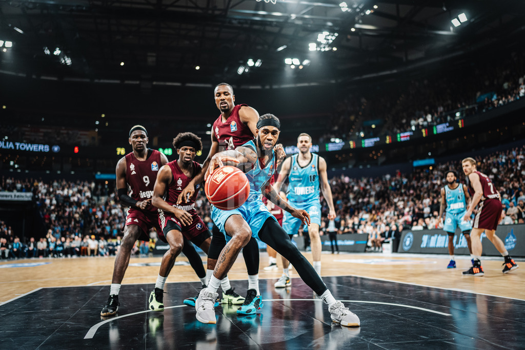 Basketball | Männer | Saison 2023/2024 | easyCredit Basketball Bundesliga | Veolia Towers Hamburg vs. FC Bayern München | 26.03.2024 | Vincent King (#13, Veolia Towers Hamburg) angelt sich den Ball