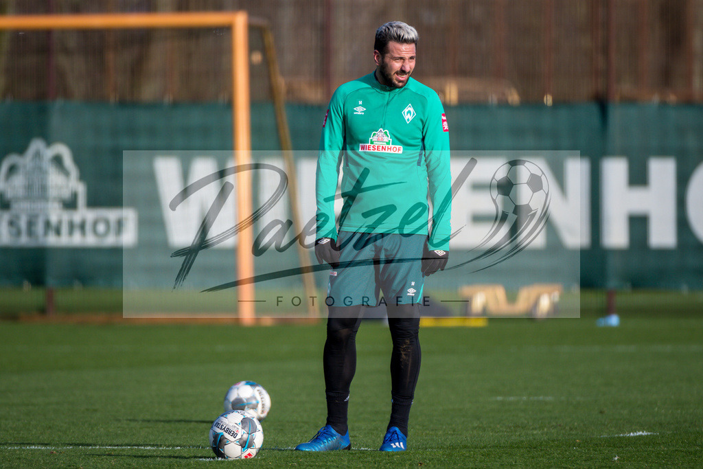 20200218_TRASVW_0031 | Fussball, Herren: Claudio Pizarro (Werder Bremen) schaut waehrend der Trainingseinheit des SV Werder Bremen auf dem wohninvest Weserstadion Trainingsplatz am 18.02.2020 in Bremen, Deutschland. - Realisiert mit Pictrs.com