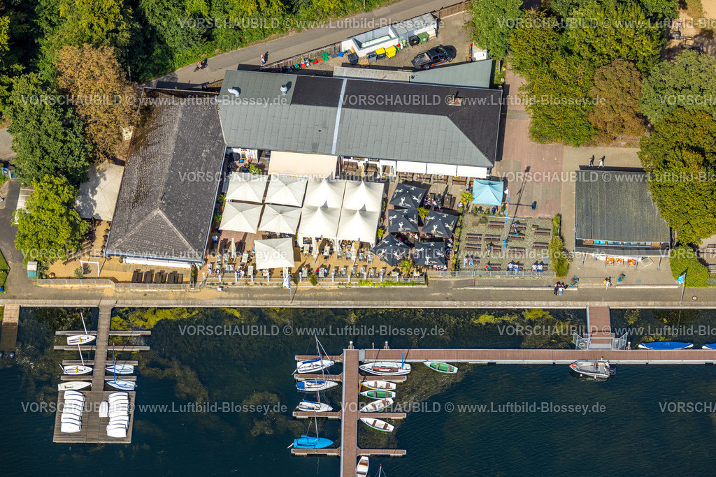 Duesseldorf250903576 | Luftbild, Se[h]restaurant am Bootshafen, Außengastronomie mit Liegestühlen, Bänken und Sonnenschirmen, Segelboote an einem Bootssteg auf dem Unterbacher See am Campingplatz Nord, Unterbach, Düsseldorf, Ruhrgebiet, Nordrhein-Westfalen, Deutschland