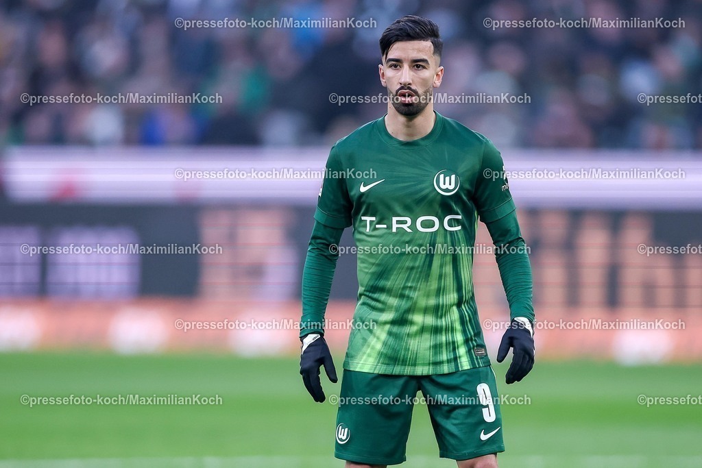 BMG13122502035 | 13.12.2025, Fußball, Borussia Mönchengladbach - VfL Wolfsburg, 1. Fußball Bundesliga, 14.Spieltag, Borussia-Park, Saison 2025 2026: Mohamed Amoura&nbsp;(VfL Wolfsburg #09)  DFB regulations prohibit any use of photographs as image sequences and or quasi-video.