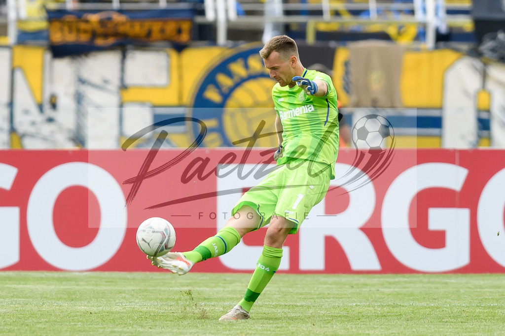 LLELEV20210807_179 | Fussball, Herren: Torwart Lukas Hradecky (Bayer 04 Leverkusen) in Aktion, am Ball, Einzelaktion beim Spiel der 1. Runde im DFB-Pokal zwischen 1. FC Lokomotive Leipzig und Bayer 04 Leverkusen im Bruno-Plache-Stadion am 07.08.2021 in Leipzig, Deutschland.DFB / DFL REGULATIONS PROHIBIT ANY USE OF PHOTOGRAPHS AS IMAGE SEQUENCES AND/OR QUASI-VIDEO. - Realisiert mit Pictrs.com
