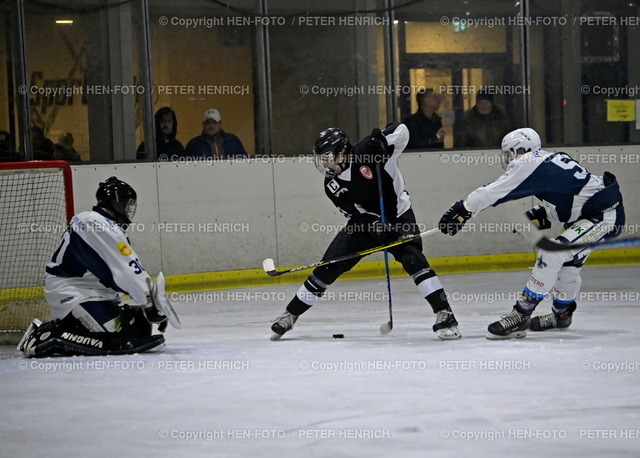 20221120-6707-eishockey-darmstadt-frankfurt-HEN-FOTO | 20.11.2022 Eishockey Hessenliga Herren Saison 2022 2023 ESC Darmstadt Dukes - Eintracht Frankfurt (1:8) gefährliche Torszene v. li. Eike Busch (30 Darmstadt) Alexander ZISLIN (20 Frankfurt) Jan EUBEL (53 Darmstadt) (Foto: Peter Henrich) - Realisiert mit Pictrs.com
