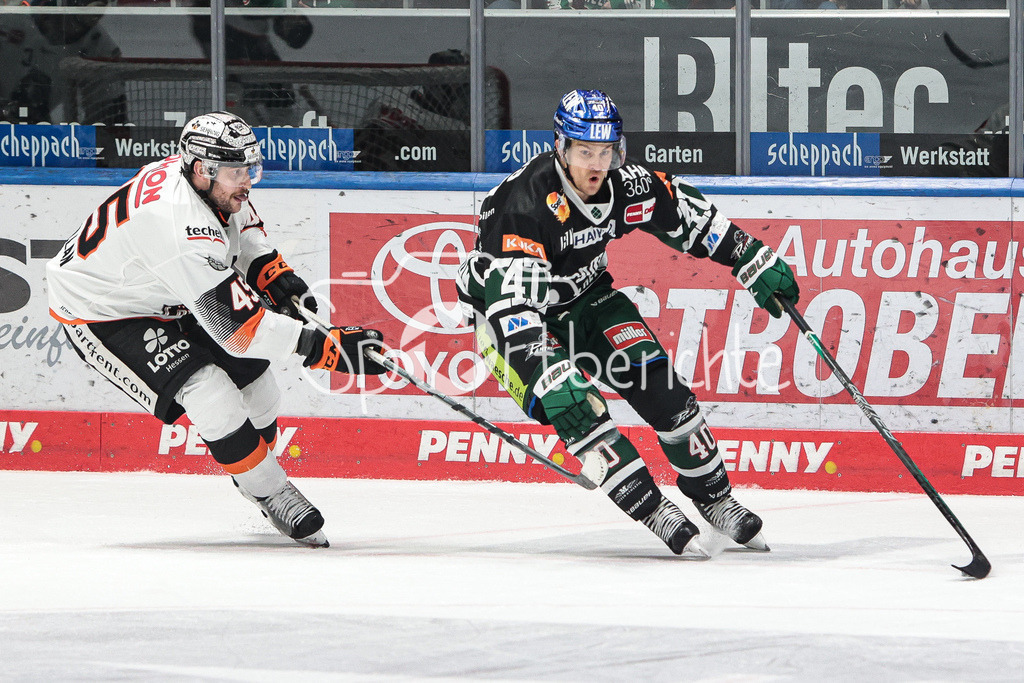 Augsburger Panther - Loewen Frankfurt | Carson McMILLAN (FRA #45) im Duell mit Sebastian WAENNSTROEM (AEV #40) / Sebastian WÄNNSTRÖM