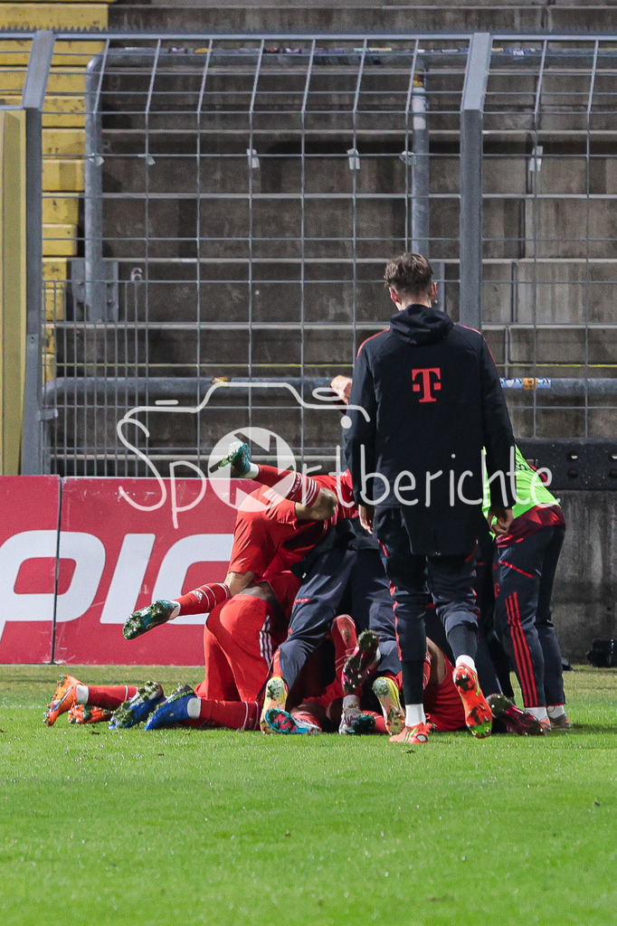 FC Bayern Amateure - 1. FC Schweinfurt | Jubel der Amateure nach dem Siegtreffer in der Nachspielzeit zum 3-2 durch Yusuf Karhan KABADAYI (FCB #7)