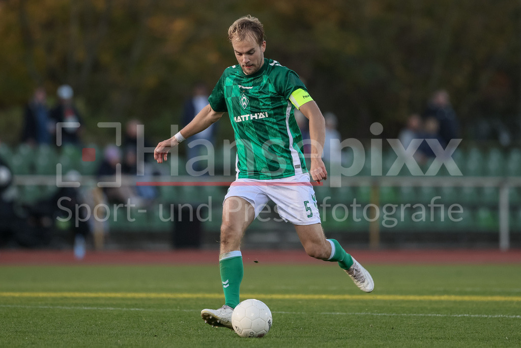 Fussball, Regionalliga Nord, SV Werder Bremen II - VfB Lübeck | v.li.: Cimo Röcker (SV Werder Bremen II, 5) am Ball, Freisteller, Einzelbild, Ganzkörper, Aktion, Action, Spielszene