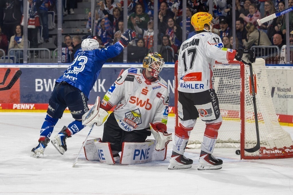 DEL, Deutsche Eishockey Liga Saison 2025/26, Playoff-Viertelfinale, Spiel 5: Adler Mannheim gegen Fischtown Pinguins Bremerhaven | DEL, Deutsche Eishockey Liga Saison 2025/26, Playoff-Viertelfinale, Spiel 5: Adler Mannheim gegen Fischtown Pinguins Bremerhaven***Zachary Solow (73) erzielt den 1:2-Anschlusstreffer zum 1:2 - Realisiert mit Pictrs.com