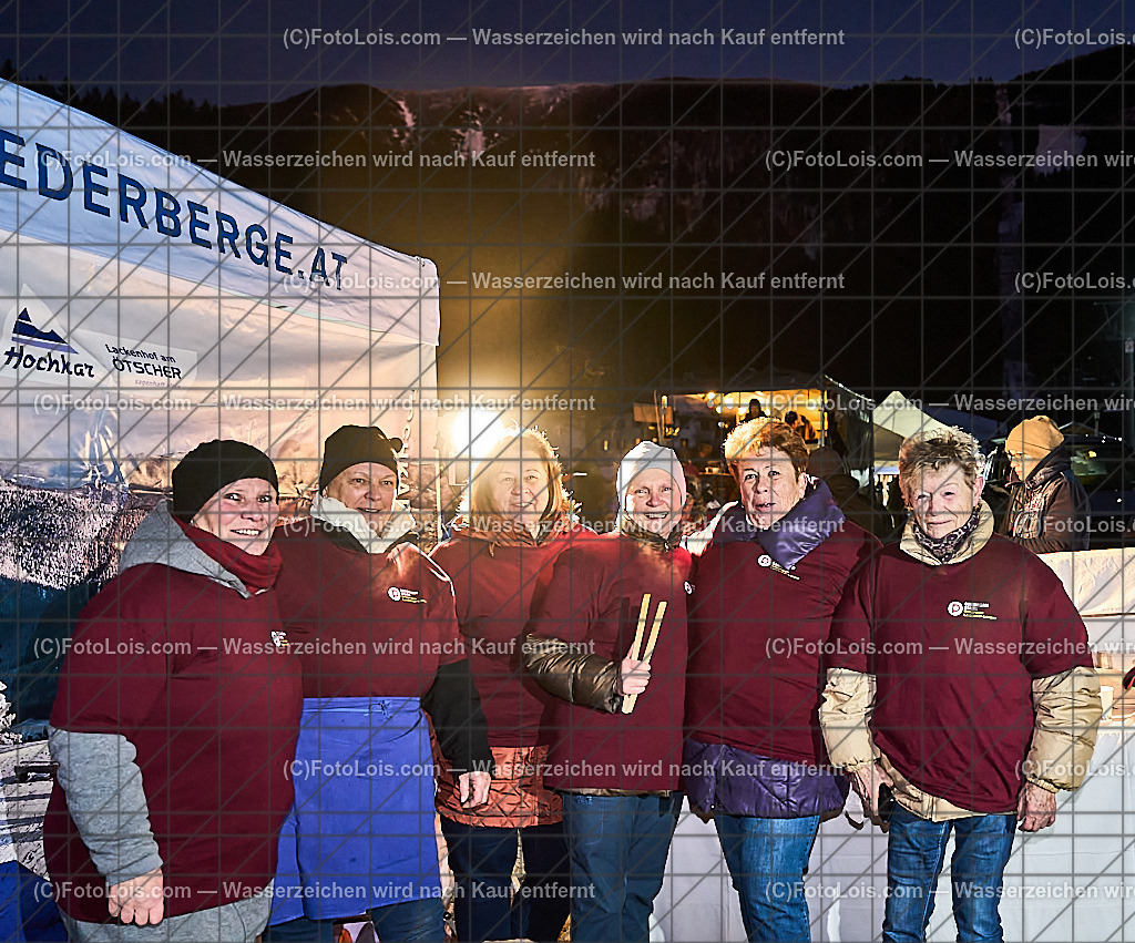 _ALP8149_NACHTderBALLONE_Lackenhof_Pensionistenverband | ... mit dem Ballonsportclub Ötscherland aus Wieselburg, der Bergrettung Lackenhof mit einer Schauübung, der Perchtengruppe 'Gaminger Ötscherteufeln' und dem Musikverein Lackenhof, So 28. Dezember 2025.          Der Pensionistenverband zeigte sich 'gemeinsam stark' und brachte seine frisch gebackenen Bauernkrapfen unter die Leute.