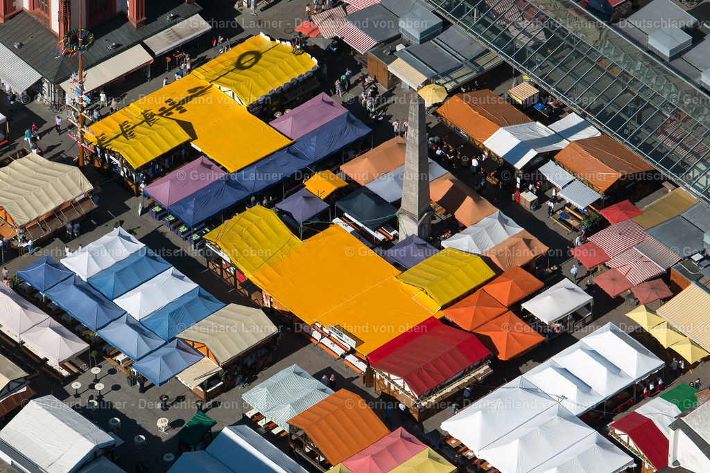 3701384 | Weindorf mit seinen bunten Ständen auf dem Oberen - und Unterem Markt