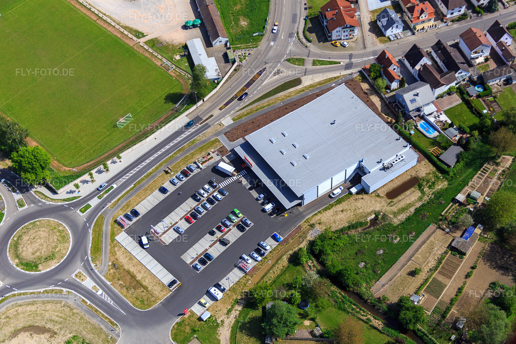 Luftbild: REWE in Hagenbach im Bundesland Rheinland-Pfalz in Deutschland. Foto: IMG_078476.jpg vom 08.05.2015 durch Werner Riehm/FLY-FOTO.deWWW.REWE.DE