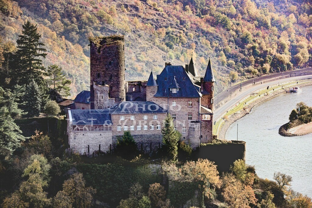 Burg Katz-3758 | Drei Burgenblick Sankt Goarshausen Patersberg ist ein Aussichtspunkt gegenüber von Sankt Goar auf der rechten Rheinseite. Von hier hat man den Blick auf Burg, Katz, Burg Maus und die Rheinfels. - Realisiert mit Pictrs.com