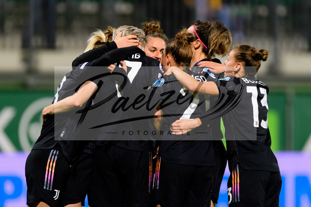 WOBJUV20211118_044 | Fussball, Frauen: . Spielerinnen von Juventus FC jubeln nach dem 0:1 bei dem Spiel der UEFA Women´s Champions League zwischen VfL Wolfsburg und Juventus Turin im AOK-Stadion am 18.11.2021 in Wolfsburg, Deutschland. - Realisiert mit Pictrs.com