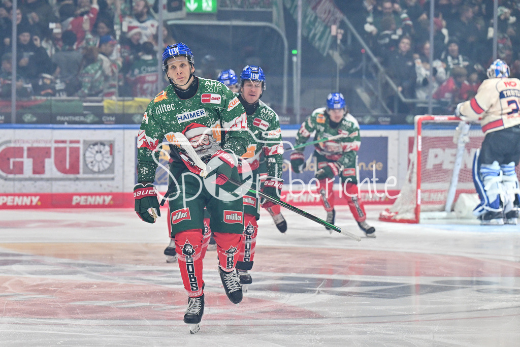 Augsburger Panther - Nürnberg Ice Tigers | Jubel der Hausherren nach dem Treffer zum 1-0 durch Anrei HAKULINEN (Augsburger Panther #94) / happy / Tor / Freude / Torschuetze / DEL: Augsburger Panther - Nuernberg Ice Tigers, Curt Frenzel Stadion am 06.12.2024