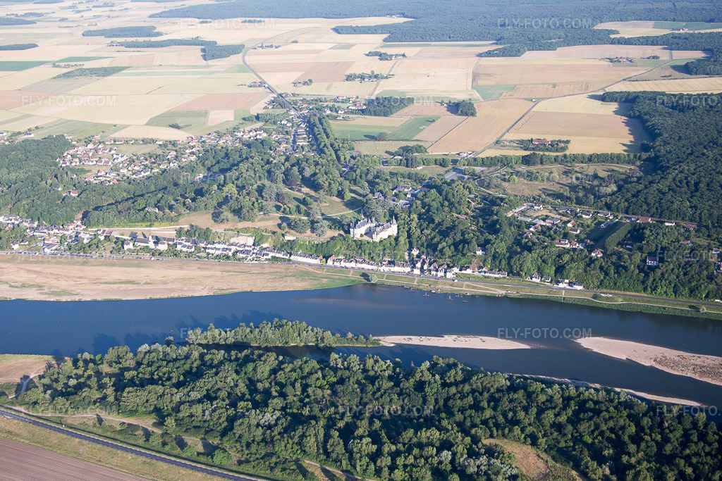 Aerial view: View of the town in Chaumont-sur-Loire in the state Loir et Cher, France. – Photo: IMG_081214.jpg taken on 06/19/2015 by Werner Riehm/FLY-FOTO.com – Resolution of the original: 5472 x 3648 px