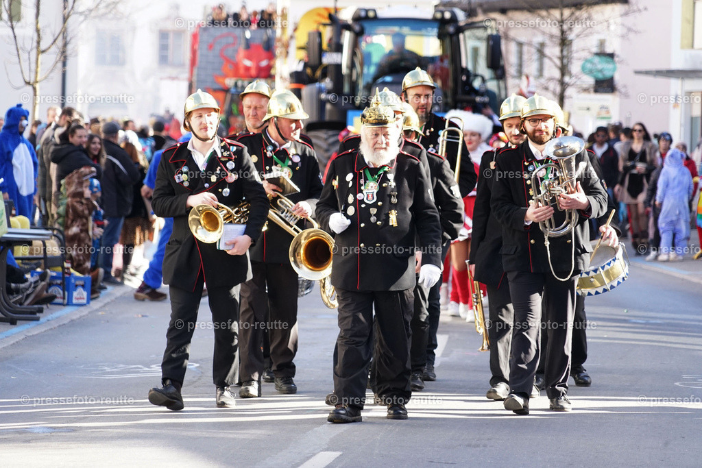 news-2023-Feb16-Unsinniger_Fasching_Reutte-sony-DSC02517 | Info aus dem Bezirk Reutte/Ausserfern Tirol sowie eine umfangreiche Bilddatenbank über die gesamte Region: Lechtal, Talkessel Reutte, Tannheimertal, Zwischentoren. Lech, Plansee, Zugspitze, Grenztunnel, B179, Fernpassstraße, Verkehr, Lawinen, Tradition, - Realisiert mit Pictrs.com