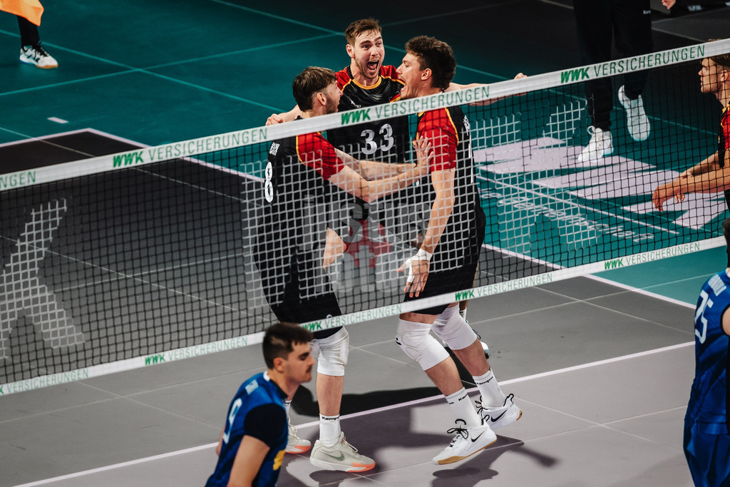 Volleyball | Männer | Testspiel | Deutschland vs. Italien | 26.05.2025 | Deutschland jubelt, v.l. Filip John (#8, Deutschland) Simon Torwie (#33, Deutschland) und Lukas Maase (#25, Deutschland)