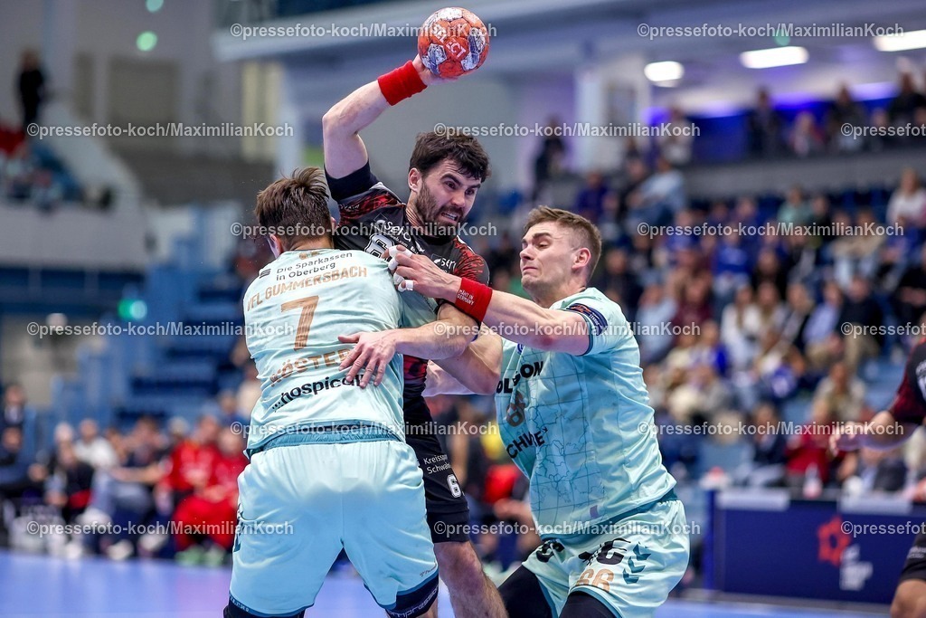 Gum25032501026 | 25.03.2025, Handball, European League - Play-Offs, VfL Gummersbach - MT Melsungen, Schwalbe-Arena: Erik Balenciaga (MT Melsungen #6) gegen Julian Köster (GUM #7) und Stepan Zeman (GUM #66) 