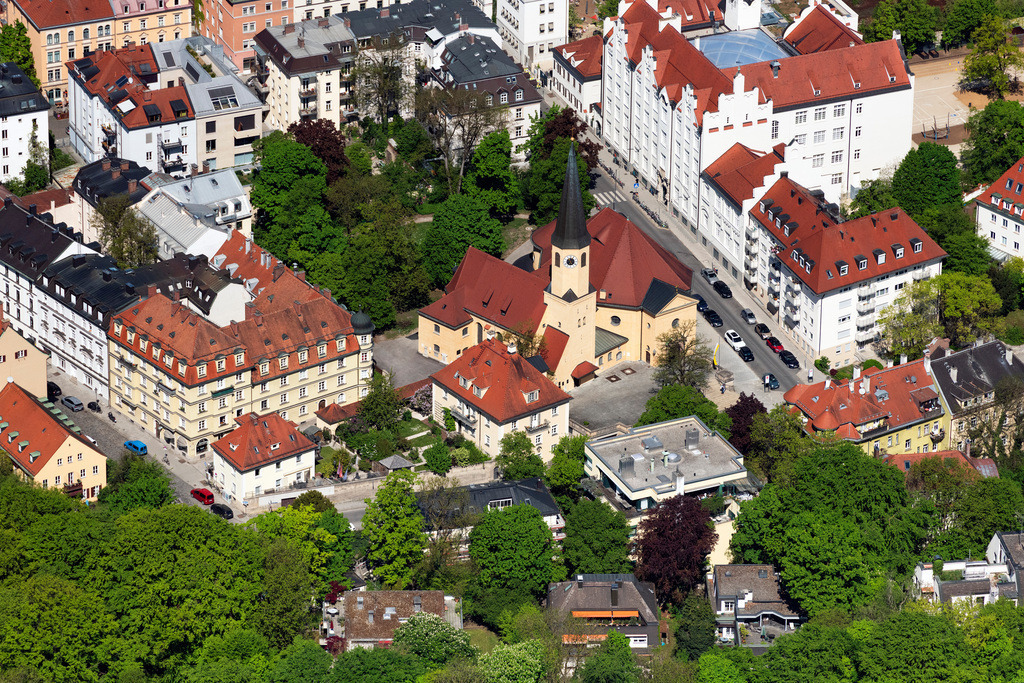 dr__0063739.jpg | MüNCHEN 29.04.2025 Kirchengebäude St. Sylvester an der Haimhauserstraße in München im Bundesland Bayern, Deutschland. // Church building St. Sylvester on street Haimhauserstrasse in Munich in the state Bavaria, Germany. Foto: Daniel Reiter