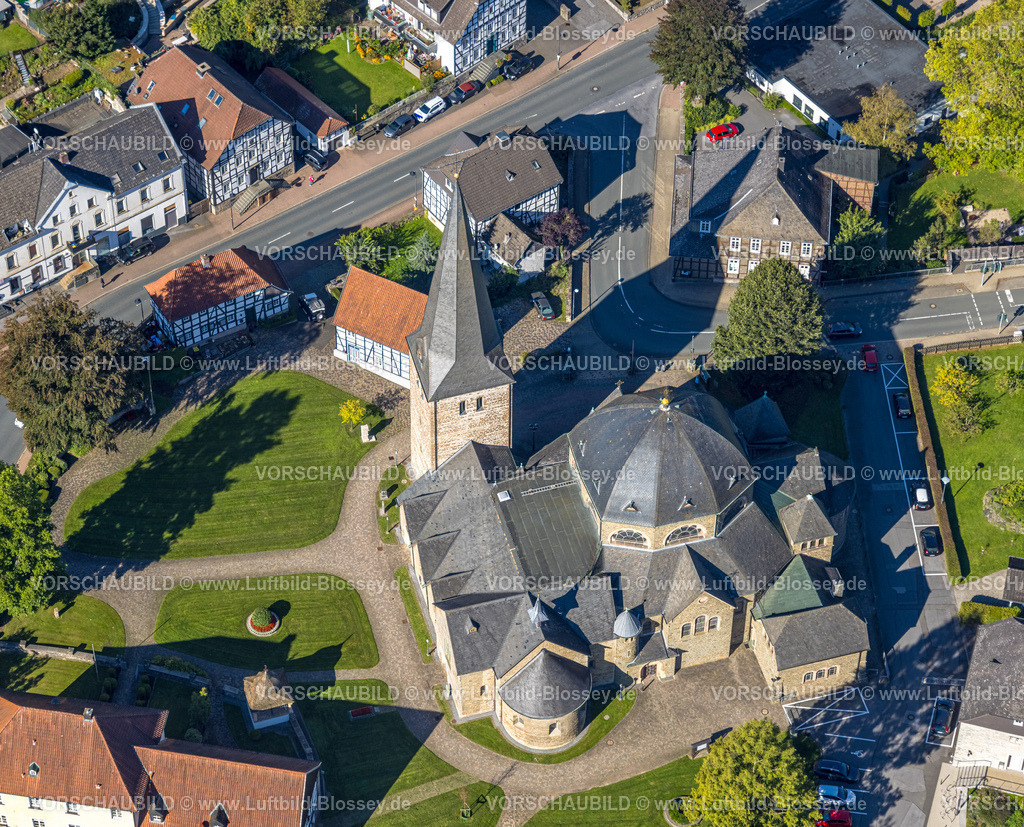 Balve230907825 | Luftbild, Kath. Sankt Blasius Pfarrkirche, Balve, Sauerland, Nordrhein-Westfalen, Deutschland