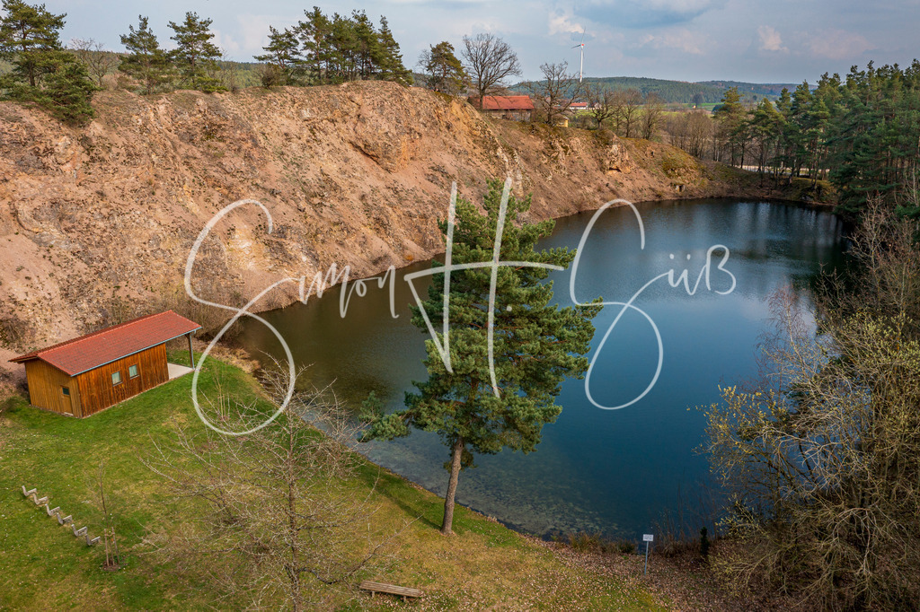 Ehemaliger Steinbruch im Pingartener Porphyr | simonsuess - Realisiert mit Pictrs.com