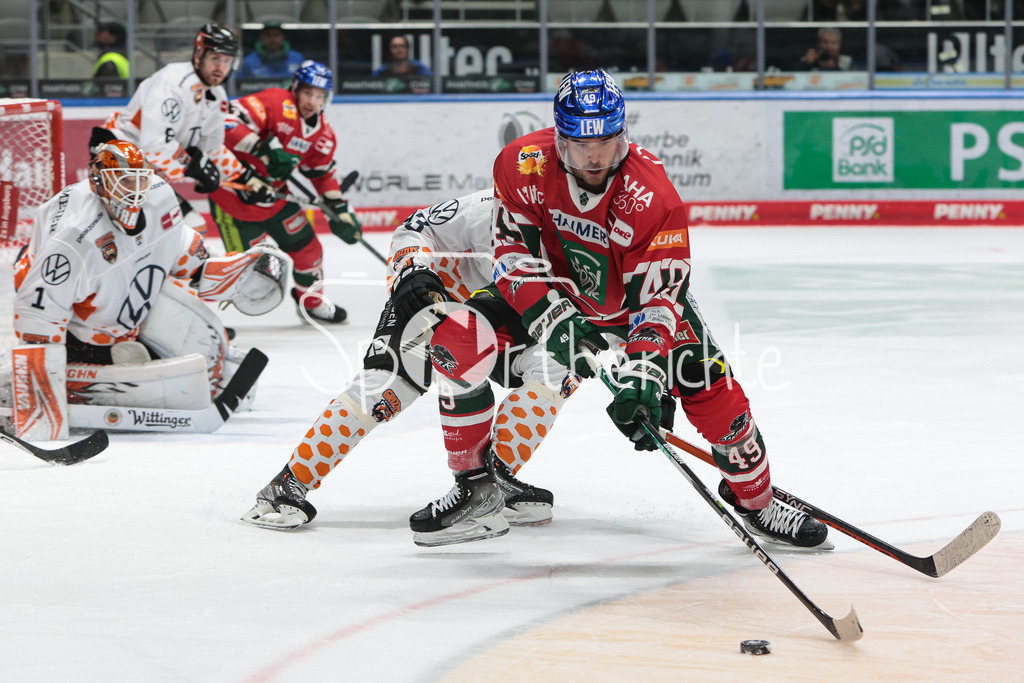 Augsburger Panther - Grizzlys Wolfsburg | Lucas DUMONT (WOB #13) im Duell mit Michael CLARKE (AEV #49)