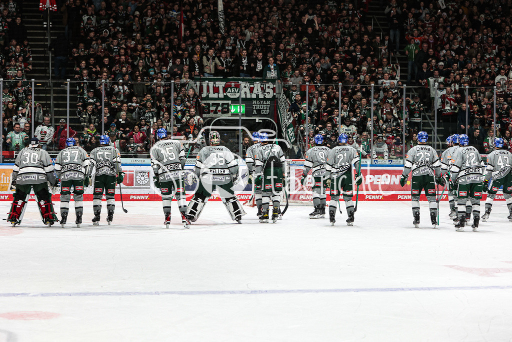 Augsburger Panther - Iserlohn Roosters | Die Panther feiern mit ihren Fans den Heimsieg gegen Iserlohn