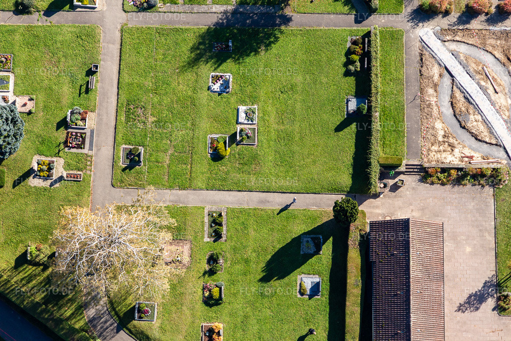 Luftbild: Friedhof Langensteinbach im Ortsteil Langensteinbach in Karlsbad im Bundesland Baden-Württemberg in Deutschland. Foto: IMG_129952.jpg vom 24.10.2021 durch Werner Riehm/FLY-FOTO.de