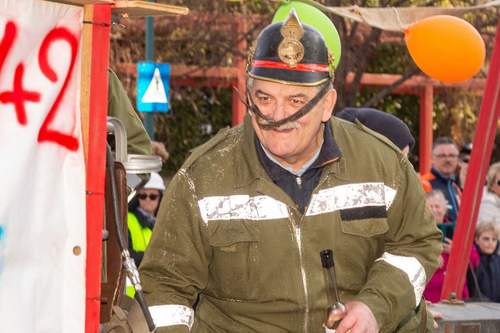 Umzug2025-183_9867 | Fotostrecke: FASCHINGSUMZUG 2025 in Loosdorf. 22 Masken(gruppen)-Teilnehmer: Loosdorfer Vereine, Wirtschaftstreibende, Gemeindeabordnungen sowie Kreditinstitute. rund 700 Besucher entlang der Hauptstrasse. Veranstaltungs-Sicherung durch Mannschaft der FF-Loosdorf mit schwerem Gerät. Maskenprämierung am EKZ-Platz durch Bgm. Thomas Vasku in den Kategorien: Bester Festwagen (Fa. gkonzept-Groissenberger; Beste Personengruppe-ASK-Loosdorf; Beste Einzelperson; Weiteste Anreise-FF Schollach;