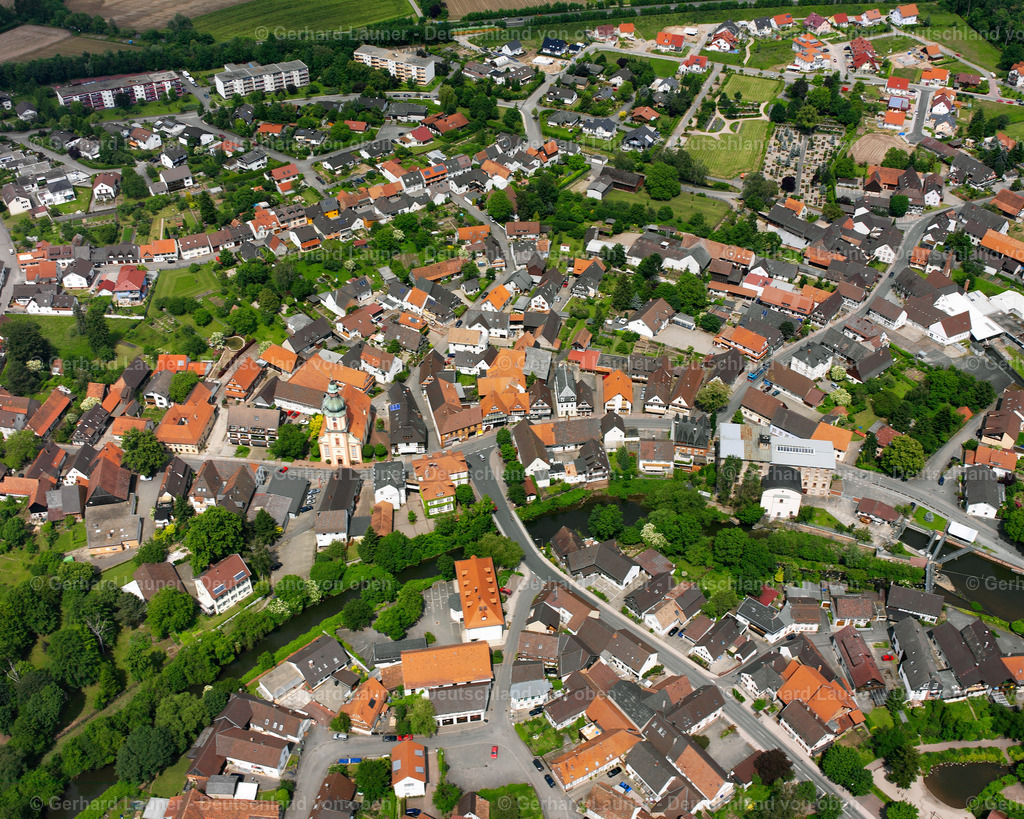 2627083 | WILLSTäTT 09.06.2006 Landwirtschaftliche Nutzflächen und Feldgrenzen  umsäumen das Siedlungsgebiet des Dorfes in Willstätt im Bundesland Baden-Württemberg, Deutschland // Agricultural land and field boundaries surround the settlement area of the village  in Willstätt in the state Baden-Wuerttemberg, Germany Foto: Gerhard Launer