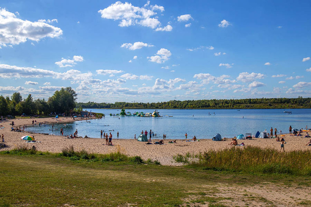 Schladitzer See - All-on-Sea Sport Resort | Entdecke über 20 Kategorien Leipzig-Motive: Foto-Downloads, hochwertige Poster, Leinwand- & Fine-Art-Prints. Jetzt Lieblingsfoto im Bildlexikon Leipzig Shop bestellen!