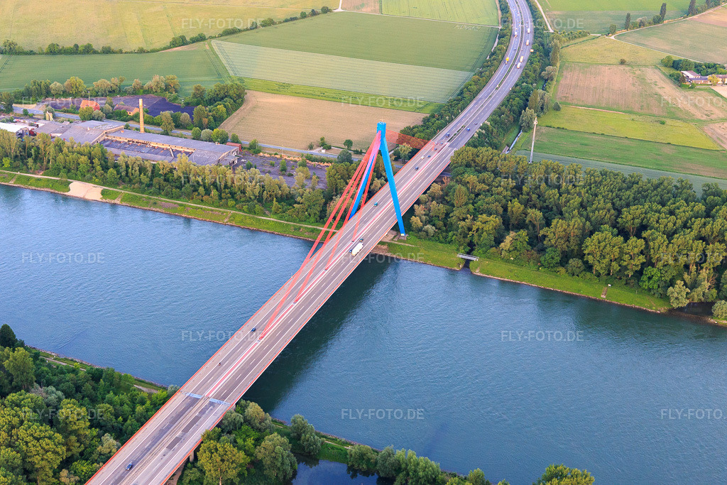 Luftbild: Speyerer Autobahnbrücke für die A61 über den Rhein in Otterstadt im Bundesland Rheinland-Pfalz in Deutschland. Foto: IMG_107484.jpg vom 25.05.2018 durch Werner Riehm/FLY-FOTO.de