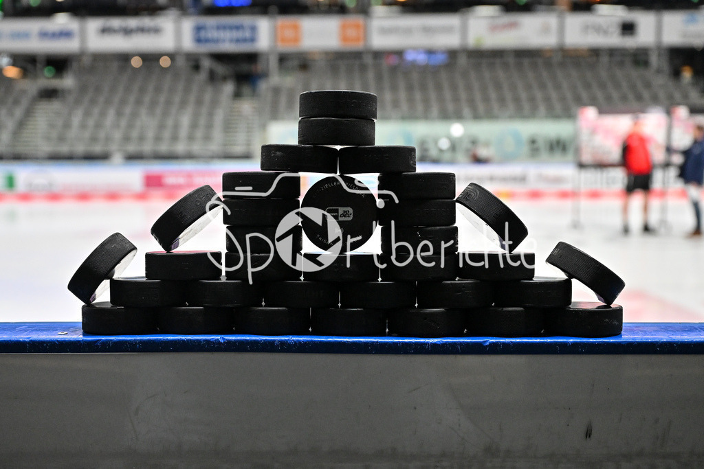Augsburger Panther - Fischtown Pinguins | Puckturm / Spielpuck / Puck / symbolbild / DEL: Augsburger Panther - Fischtown Pinguins, Curt Frenzel Stadion am 08.01.2025