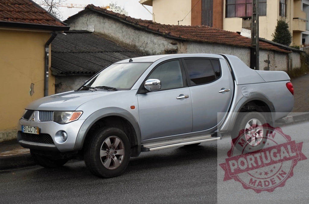 Mitsubishi L200 Triton pickup truck parked on street | Silver Mitsubishi L200 Triton pickup truck parked on an urban street in Portugal - Realisiert mit Pictrs.com