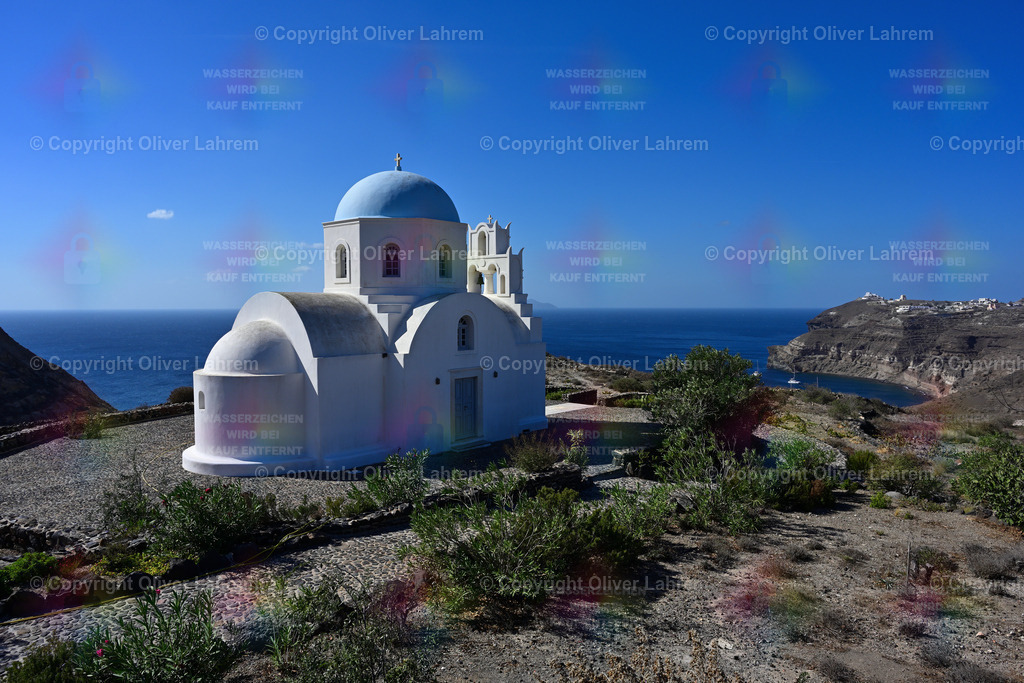Die Kapelle vor dem Meer | Die Kapelle der heiligen Athene steht traumhaft vor dem blauem Meer unter dem wolkenlosen Himmel im Süden der Griechischen Insel Santorin.