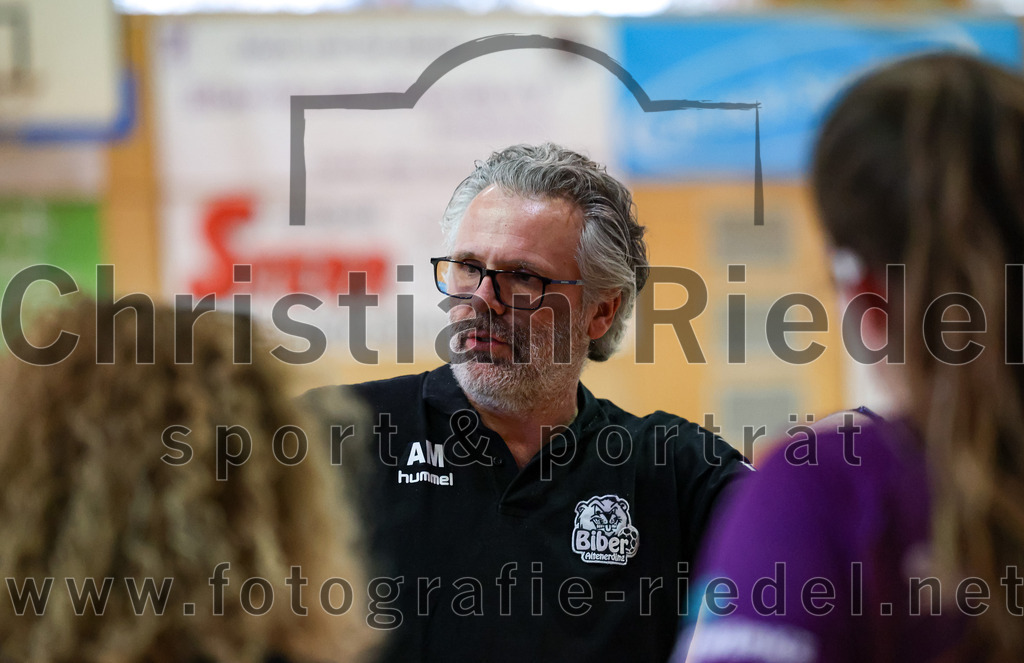 2023-03-11_062_SpVgg_Altenerding_gegen_SSG_Metten_Frauen | Erding, Deutschland, 11.03.2023:
Handball, Bezirksoberliga Frauen Altbayern 2022 / 2023, 13. Spieltag, SpVgg Altenerding gegen SSG Metten, Endergebnis: 32:26

Trainer Andreas Mittermeier (SpVgg Altenerding)

Foto: Christian Riedel / fotografie-riedel.net