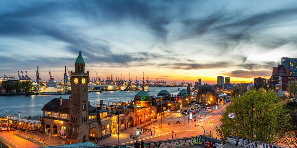 10250704 - Abendleuchten II | Unser beliebtes Motiv „Abendleuchten“ (Bild Nr. 10220417 hier im Shop) gibt es jetzt auch im breiten Panoramaformat. Der Blick über die Landungsbrücken auf den Hamburger Hafen entfaltet dabei seine ganze Wirkung – stimmungsvoll, weit und eindrucksvoll.