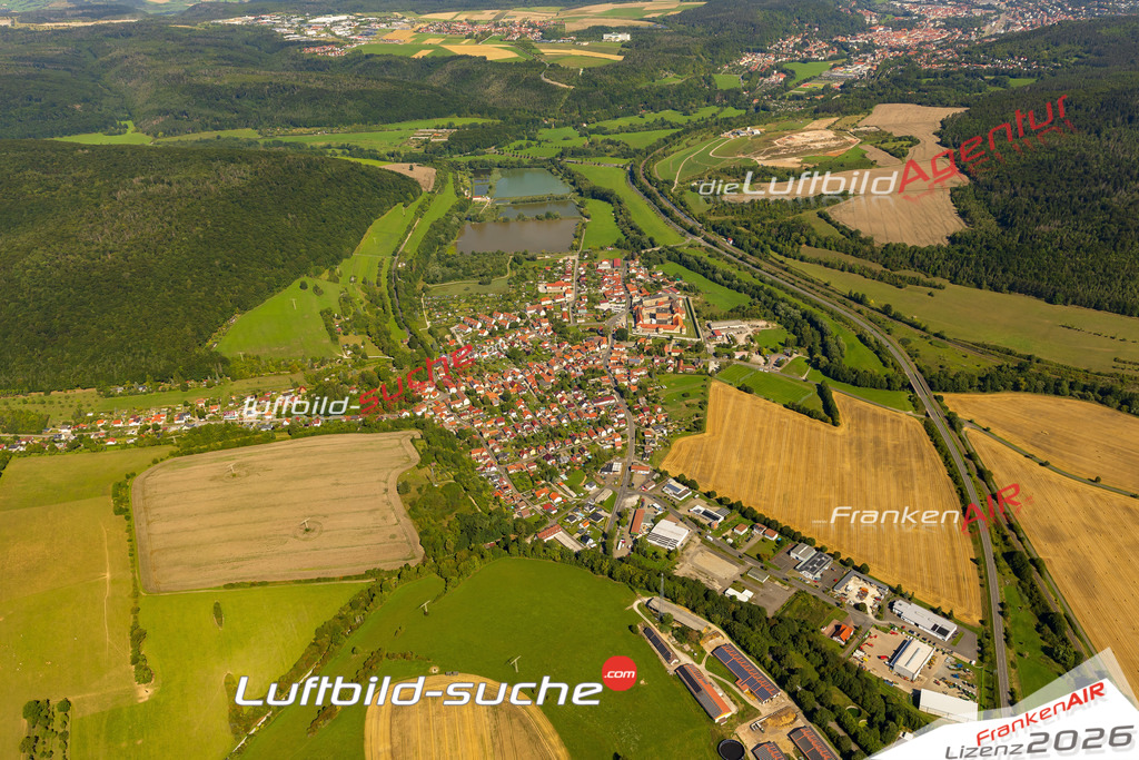 Luftbild Untermaßfeld - Die Luftaufnahme wurde 2025 vom UL-Flugzeug heraus erstellt ( keine Drohne ) - Hochauflösende Luftaufnahme - für professionelle Ausdrucke geeignet. Die Geschenkidee !Hier alle&nbsp;Infos zur Lizenzierung der LuftaufnahmeWir fliegen auch dieses Jahr wieder in Ihre Region um Luftbilder zu erstellen.- Luftbild anfragen