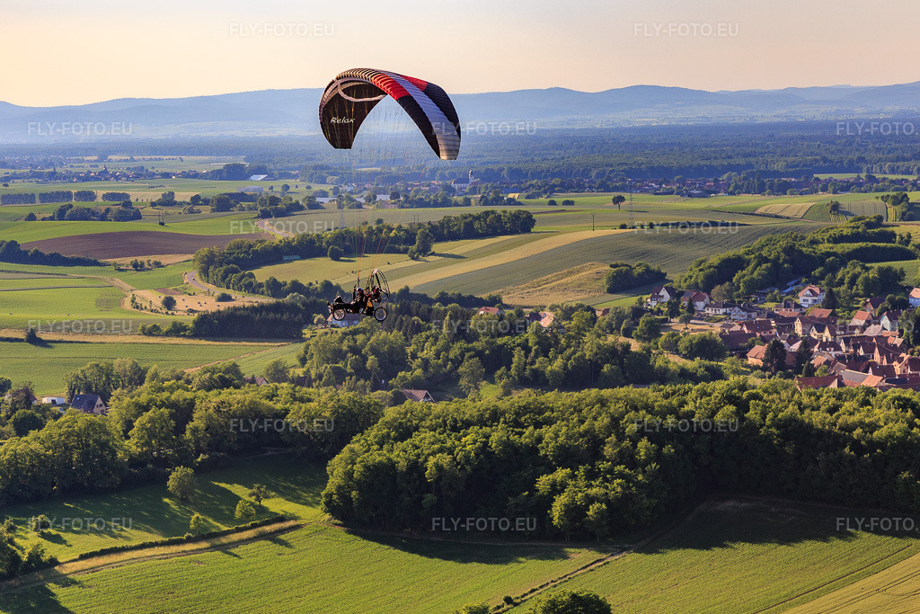 Vue aérienne: Parapente à Neewiller-près-Lauterbourg dans le département Bas Rhin, France.Photo: IMG_080169.jpg prise le 05/06/2015 par Werner Riehm/FLY-FOTO.euRésolution de l'original: 5222 x 3481 px
