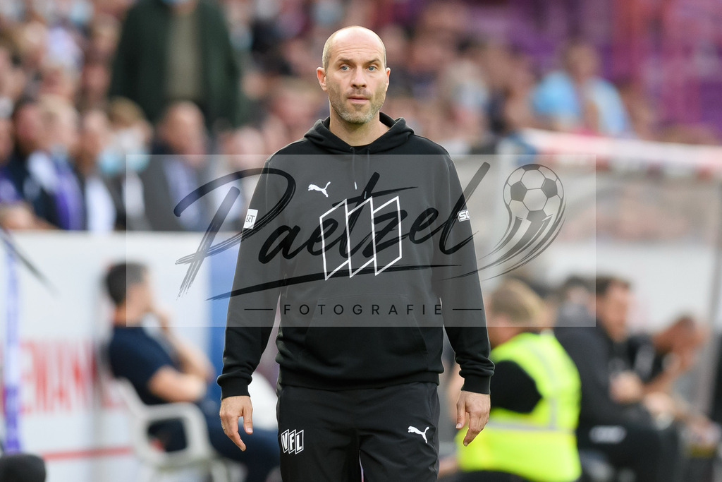 OSNVKO2021090620210906_164 | Fussball, Herren: Trainer Daniel Scherning (VfL Osnabrueck) schaut beim Spiel der 3. Liga zwischen VfL Osnabrueck und FC Viktoria Koeln im Stadion an der Bremer Bruecke am 06.09.2021 in Osnabrueck, Deutschland.DFB / DFL REGULATIONS PROHIBIT ANY USE OF PHOTOGRAPHS AS IMAGE SEQUENCES AND/OR QUASI-VIDEO. - Realisiert mit Pictrs.com