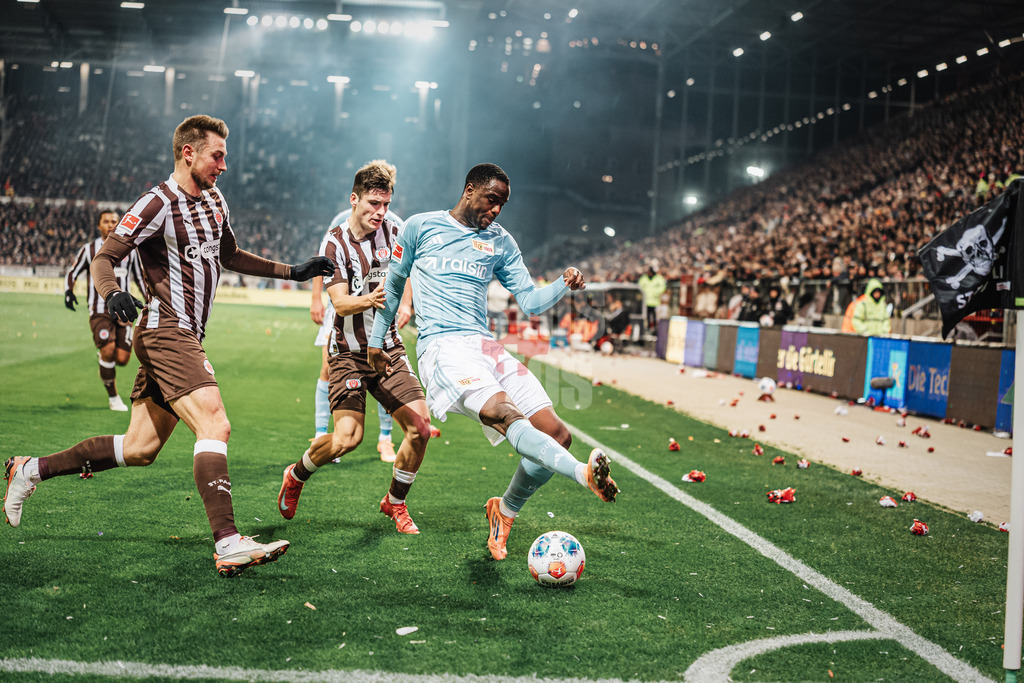 Fußball | Männer | Saison 2025/2026  | Fußball-Bundesliga | 11. Spieltag | FC St. Pauli vs. 1. FC Union Berlin | 23.11.2025 | v.l. Hauke Wahl (#5, FC St. Pauli), Arkadiusz Pyrka (#11, FC St. Pauli) und Ilyas Ansah (#10, 1. FC Union Berlin)