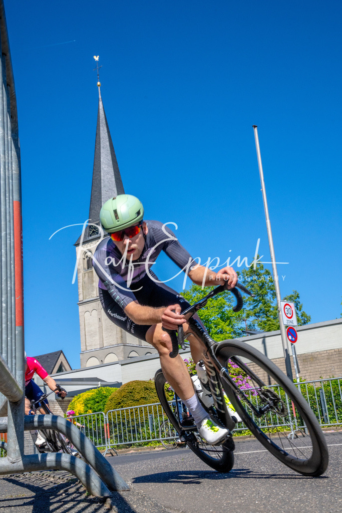 Spurt in den Mai 2026 - Großer Preis der Sparkasse Neuss | Annual one-day road cycling race "Großer Preis der Sparkasse Neuss" held in Büttgen, Germany, organized by VfR Büttgen 1912 e.V. The event features multiple races across all age categories from U11 youth to Elite men. - Realisiert mit Pictrs.com