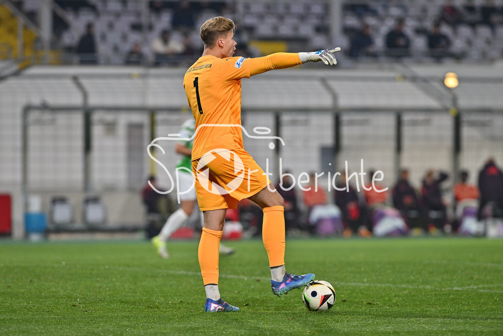 FC Bayern Amateure - SpVgg Greuther Fürth II | am Ball Moritz SCHULZE (Spvgg Greuther Fürth II #1) / freisteller / Einzelfoto / Regionalliga Bayern: FC Bayern Muenchen II - SpVgg Greuther Fuerth II, Gruenwalder Stadion am am 29.10.2024