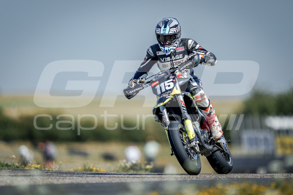 SuperMoto_Staatsmeisterschaft_Fuglau-994 | GRIPcapture steht für authentische Sportfotografie in Österreich – für Momente, die mehr sind als Geschwindigkeit oder Ergebnis. Es geht um Emotion, Spannung, Fokus und den Augenblick, der oft nur einen Wimpernschlag dauert.Ob Motorsport, Teamsport oder 
