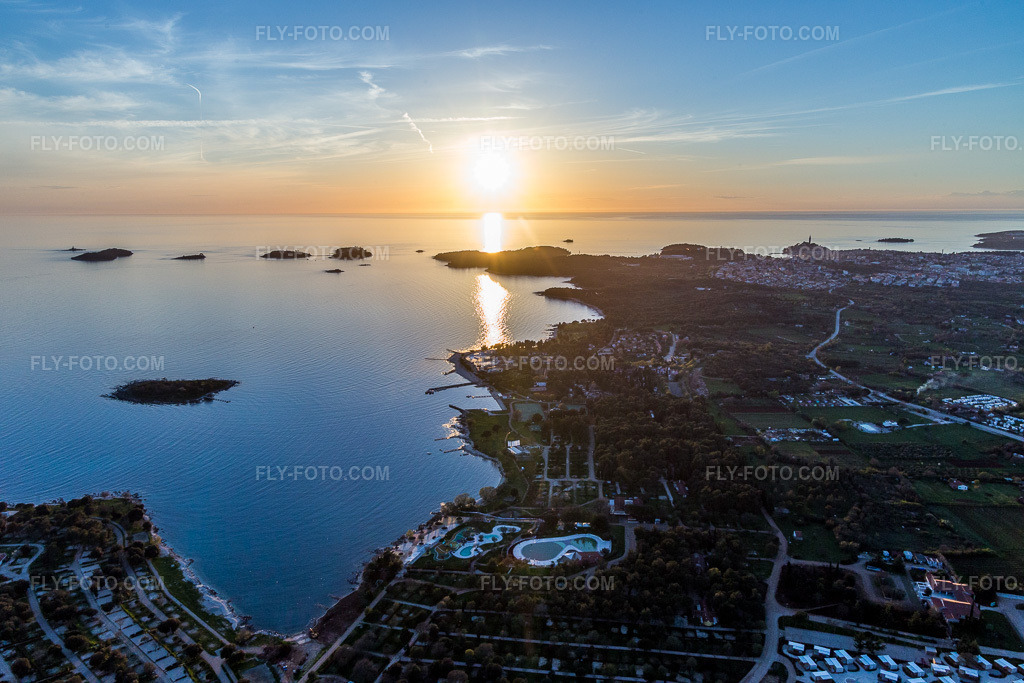 Aerial view: View of the town in Polari in the state Gespanschaft Istrien, Croatia. – Photo: IMG_106161.jpg taken on 04/13/2018 by Werner Riehm/FLY-FOTO.com – Resolution of the original: 5472 x 3648 px