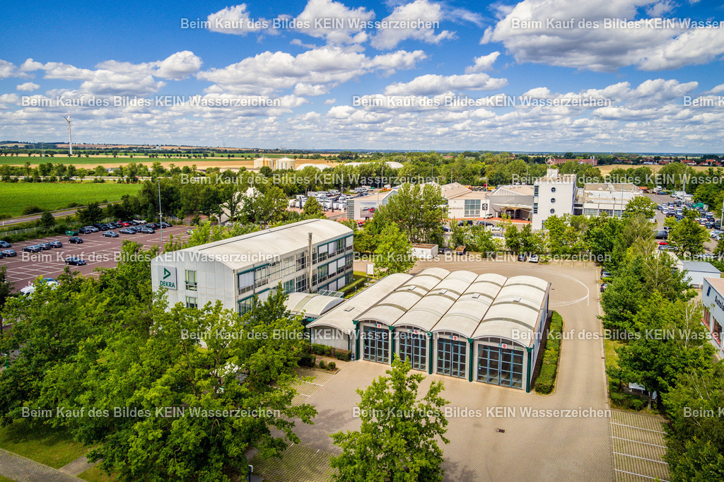 DEKRA Niederlassung Am Großen Silberberg-0007 | Blick aus der Drohne auf die DEKRA Niederlassung Am Großen Silberberg in Magdeburg. Für dieses Motiv war die Drohne gerade einmal rund 40 Sekunden in der Luft.Die kurze Flugzeit zeigt, dass eine professionelle Drohnenaufnahme nicht zwangsläufig einen langen Einsatz vor Ort bedeutet. Wenn Flugroute, Perspektive und Bildaussage vorher klar geplant sind, kann ein einzelnes präzises Luftbild sehr schnell entstehen.Das Motiv zeigt den Unternehmensstandort aus einer kompakten, übersichtlichen Perspektive und eignet sich damit beispielhaft für die fotografische Darstellung von Firmengebäuden und Gewerbestandorten.Bei solchen Aufträgen geht es nicht darum, möglichst lange mit der Drohne zu fliegen, sondern in kurzer Zeit genau die Aufnahme zu erstellen, die der Kunde für seine Kommunikation oder Standortdarstellung benötigt. - Realisiert mit Pictrs.com