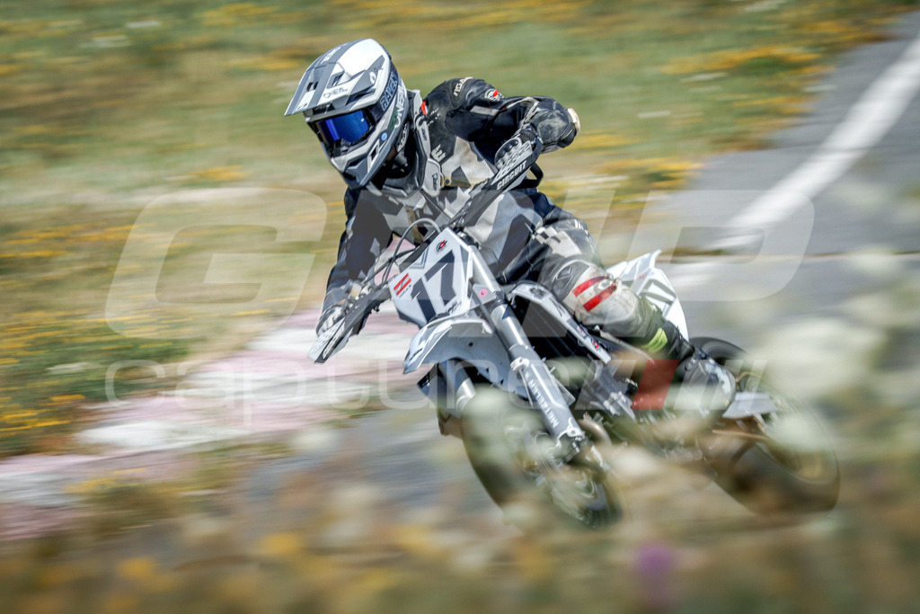 SuperMoto_Staatsmeisterschaft_Fuglau-824 | GRIPcapture steht für authentische Sportfotografie in Österreich – für Momente, die mehr sind als Geschwindigkeit oder Ergebnis. Es geht um Emotion, Spannung, Fokus und den Augenblick, der oft nur einen Wimpernschlag dauert.Ob Motorsport, Teamsport oder 