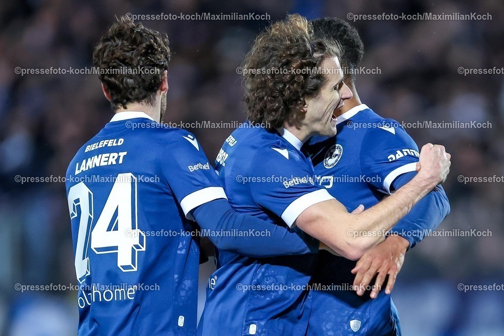 BVBII26012501030 | 26.01.2025, Fußball, 3.Liga, Borussia Dortmund II - Arminia Bielefeld, Stadion Rote Erde, Saison 2024 2025: Torjubel nach dem 1:0 durch Roberts Uldrikis (Arminia #28). DFB regulations prohibit any use of photographs as image sequences and or quasi-video.