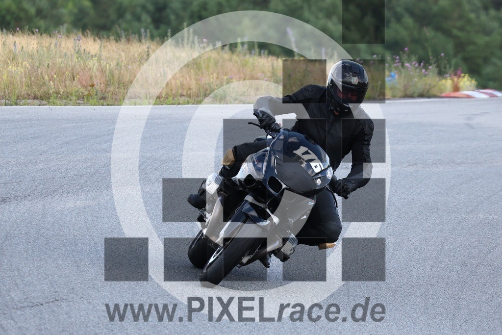 0176-20240706_04354 | Schöne Erinnerungen an spannende Momente - das festzuhalten ist unser Job. PIXELrace.de ist seit 2003 auf den Rennstrecken Europas unterwegs um die Action draußen beim Fahren und die wunderbare Stimmung imm Fahrerlager für euch einzufangen.