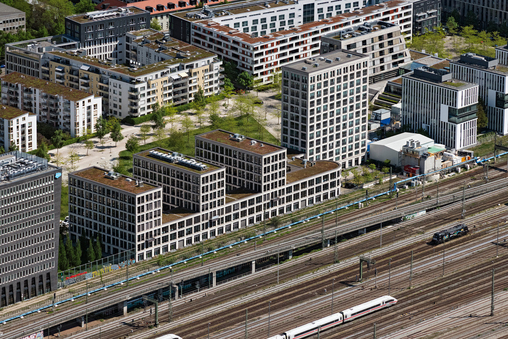 dr__0064180.jpg | MüNCHEN 29.04.2025 Bürogebäude des Verwaltungs- und Geschäftshauses an der Erika-Mann-Straße in München im Bundesland Bayern, Deutschland. Weiterführende Informationen bei: CANCOM SE. // Office building on Erika-Mann-Strasse in Munich in the state Bavaria, Germany. Further information at: CANCOM SE. Foto: Daniel Reiter