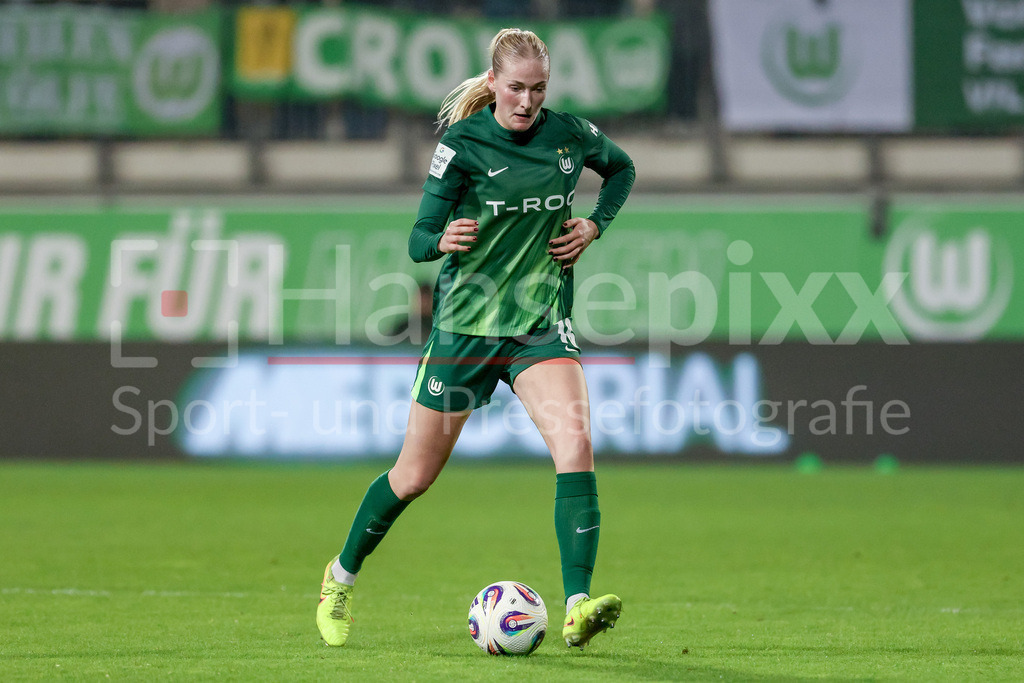 Fussball, Google Pixel Frauen-Bundesliga, VfL Wolfsburg - Hamburger SV | Camilla Küver (VfL Wolfsburg, 16) am Ball, Freisteller, Einzelbild, Ganzkörper, Aktion, Action, Spielszene, DIE DFB-RICHTLINIEN UNTERSAGEN JEGLICHE NUTZUNG VON FOTOS ALS SEQUENZBILDER UND/ODER VIDEOÄHNLICHE FOTOSTRECKEN. DFB REGULATIONS PROHIBIT ANY USE OF PHOTOGRAPHS AS IMAGE SEQUENCES AND/OR QUASI-VIDEO.