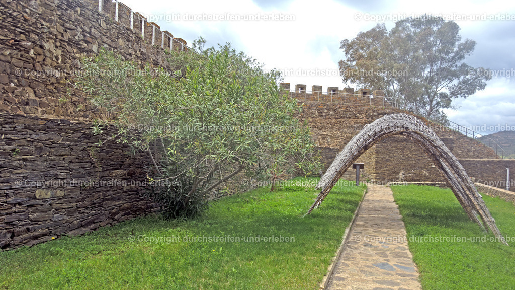 Schmugglertunnel innerhalb der Mauern Castelo de Alcoutim | Schmugglertunnel innerhalb der Mauern Castelo de Alcoutim - Realisiert mit Pictrs.com